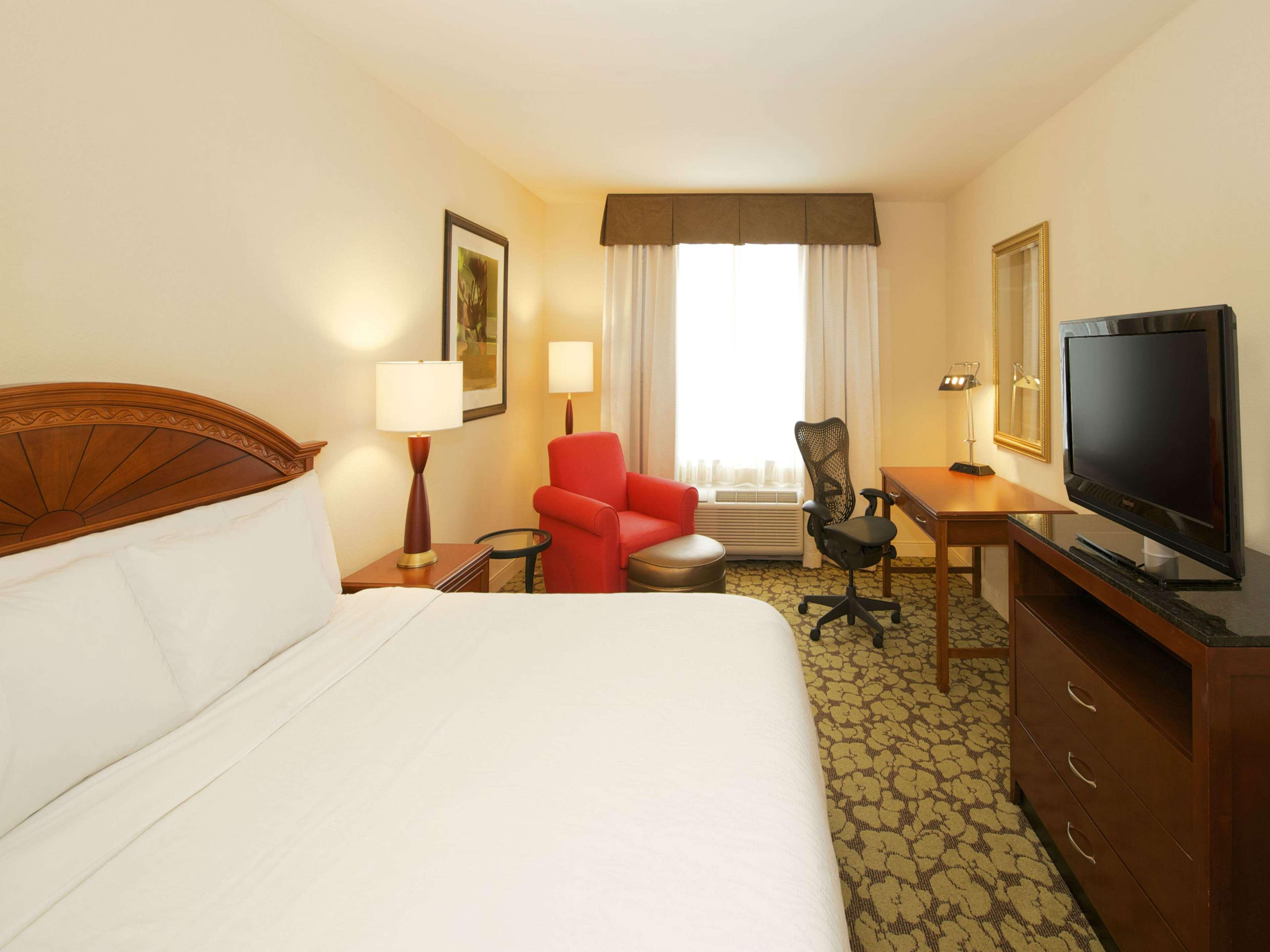 Hilton Garden Inn Virginia Beach Town Center Exteriör bild