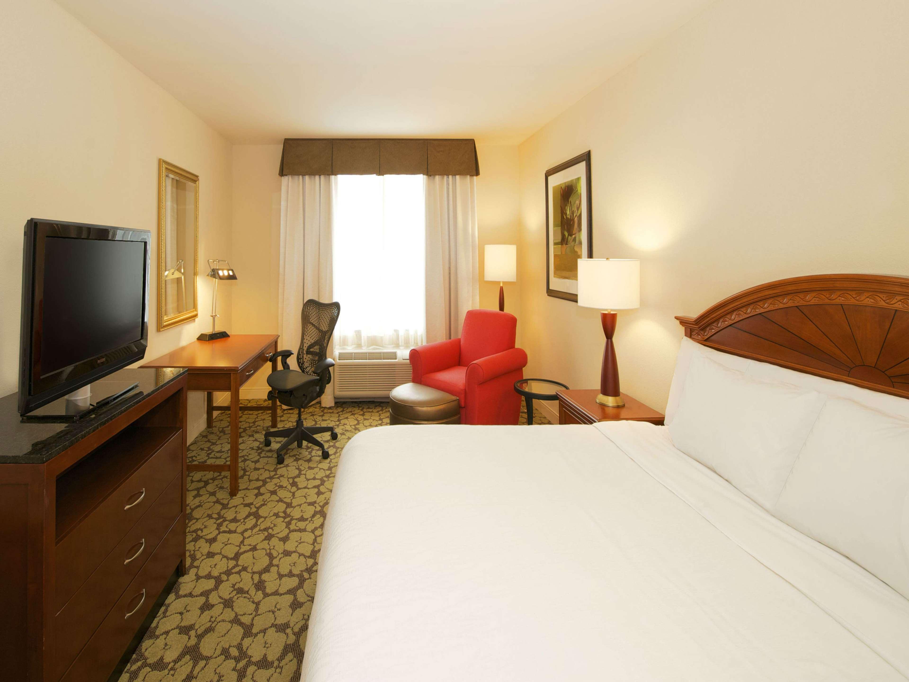 Hilton Garden Inn Virginia Beach Town Center Exteriör bild